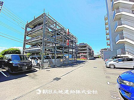 駐車場に加え、自転車も置けるスペースがあります。家族の車や自転車を整理でき、生活動線も快適な空間です。