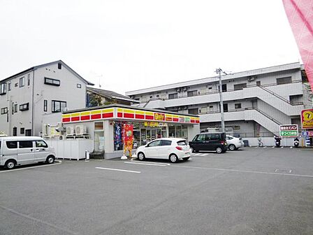 デイリーヤマザキ 所沢小手指4丁目店まで徒歩3分 218m!近くて便利。ちょっとした買い物もスムーズに行える住環境です。