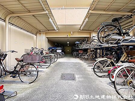 【駐輪場】屋根付きの駐輪スペースは雨風から大切な自転車を守ってくれます