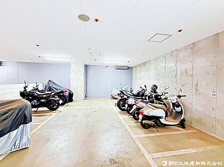 敷地内に設けられたバイク置き場。通勤や休日のお出かけなど、バイクを利用する暮らしを快適にサポートする便利な共用設備です。