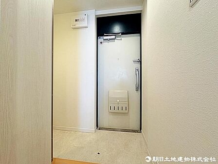 【玄関】広々とした玄関です。明るく開放感があり、靴や小物を整理できる収納も備え、家族や来客を気持ちよく迎えられます。