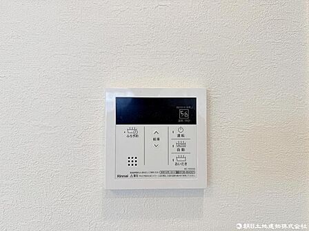 給湯器パネルが設置されています。お湯の温度や設定が簡単に操作でき、毎日の入浴や家事が快適に行える設備です。