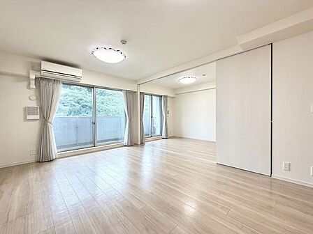 東南向きの陽光が心地よく差し込む明るいLDK。床暖房を完備しており、冬場も足元からポカポカ温まります。ご家族みんなで寛げる開放的な居間です。(CG加工で家具等を消しています)