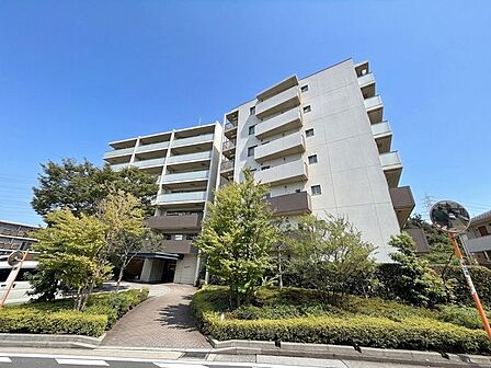 東南向きで日当たり良好な「ル・サンク戸塚ブランシエラ」。整った周辺環境と上品な外観デザインが魅力の分譲マンションです。戸塚駅・踊場駅の2駅利用可能な好立地。