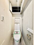 【トイレ】ウォシュレットのついた温水洗浄便座のトイレです。暖房便座、脱臭、乾燥機能などを搭載し、トイレットペーパーの使用量を減らして清潔を保ちます。
