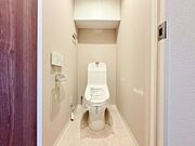 【トイレ】温水洗浄機能のついたシャワートイレです。トイレ内は収納があるため、トイレットペーパー、掃除用品、サニタリー用品などを隠して収納でき、空間がすっきりと保たれます。