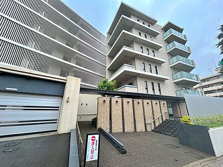 【外観】ＪＲ京浜東北・根岸線 山手駅 / 徒歩10分に位置した12階建マンションです。エントランスはオートロックでセキュリティーに守られ、駐車場、エレベーター、宅配ボックスありの設備が充実しています。