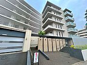 【外観】ＪＲ京浜東北・根岸線 山手駅 / 徒歩10分に位置した12階建マンションです。エントランスはオートロックでセキュリティーに守られ、駐車場、エレベーター、宅配ボックスありの設備が充実しています。
