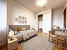子供部屋：【リビング】※現地写真はCG加工しています。フローリング仕様の明るい洋室。ベッドやソファ、デスクなどの家具配置がしやすく、レイアウトの自由度が高い間取りです。ナチュラルテイストの内装です。
