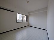 洋室（5.7帖）サッシは二重サッシになっています。
