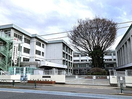 練馬区立関中学校 900m