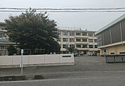 中学校「取手市立取手第一中学校まで2083m」