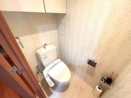 温水洗浄便座付きトイレ!上部収納付きですので、お掃除道具やペーパー等がスッキリ片付きます♪