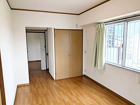 西側洋室!南側からの採光があり、明るいお部屋です♪収納付き!