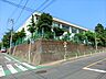 周辺：通学路は穏やかな住宅街の中の道なので、お子さんの通学も安心。