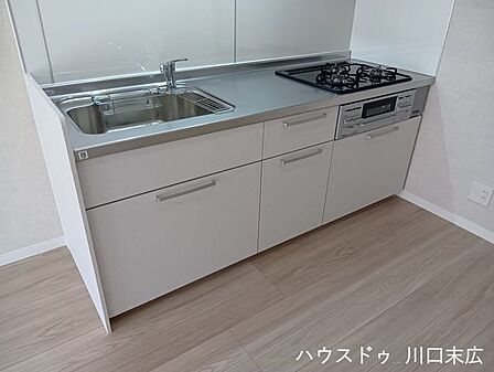 調理器具や食器類をすっきりと整理できる足元の収納スペース。必要なアイテムをスムーズに取り出せて、家事の負担を軽減します。