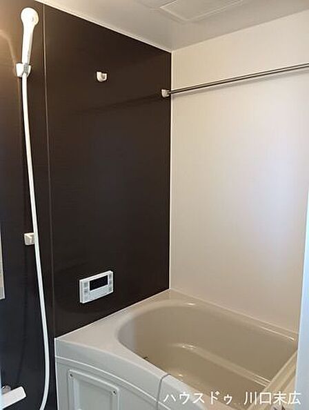 落ち着きのあるダークトーンの壁面パネルを採用したバスルーム。一日の疲れを癒やす、くつろぎのバスタイムを演出します。
