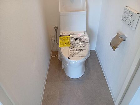 毎日のデリケートな習慣を優しくサポートする、温水洗浄便座付きのトイレを備えています。お手入れがしやすく、清潔なプライベート空間を維持できます。