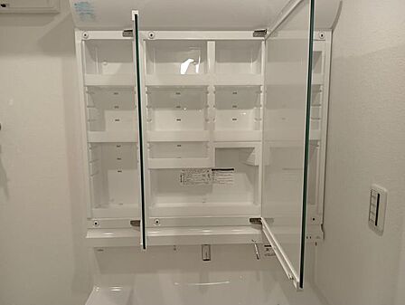 洗面周りの小物を機能的に整理整頓できる、実用的な鏡裏収納を採用しています。生活感を隠し、サニタリースペースを常に美しく洗練された状態に保ちます。