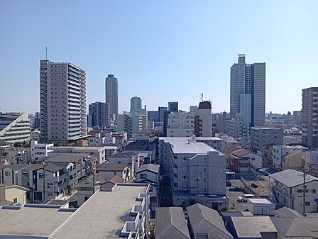バルコニーからは開放的な景色が広がり、日々の暮らしにゆとりをもたらします。都市の景観を楽しみながら、リフレッシュできる心地よい空間です。