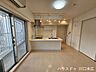 リビング/ダイニング：すっきりとしたシンプルな内装が魅力の居住空間です。どのようなインテリアテイストにも調和しやすく、住まう方の個性を活かした自由な空間作りをお楽しみいただけます。