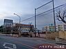 周辺：川口市立青木北小学校落ち着いた雰囲気の中で、お子様がのびのびと学べる教育環境が整っています。地域の目が行き届く治安の良さも魅力で、子育て世代の毎日の生活に確かな安心感をもたらしてくれます。 950m