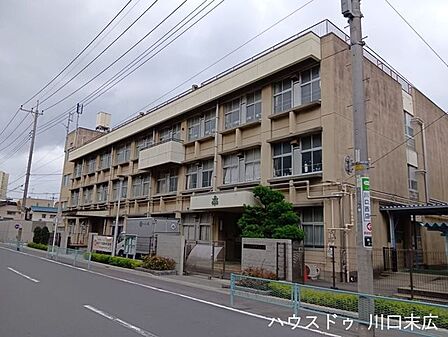 川口市立飯仲小学校スタイリッシュなコンクリートの正門が目を惹く、落ち着いた雰囲気の小学校です♪毎日の通学路も歩きやすく、お子様の登下校も安心!子育て環境を重視されるご家族に嬉しい住環境です☆ 540m