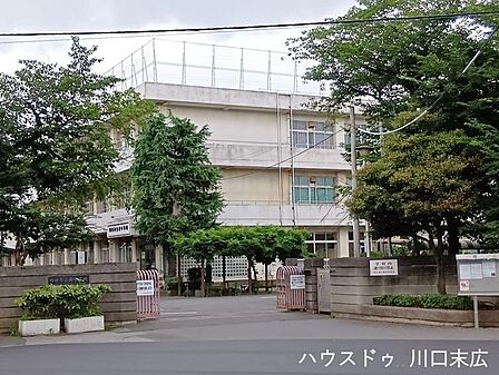 川口市立西中学校緑豊かな木々に囲まれた、落ち着いた雰囲気の中学校です♪お子様の成長を温かく見守れる住環境が魅力です☆ 1360m