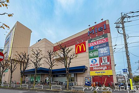 ミエルかわぐち 10:00~21:00営業。24時間利用できる駐車場もあり、日用品から家電・ファッションまで専門店が充実。毎日の買い物や用事が一か所で済む便利なショッピングセンターです。 420m