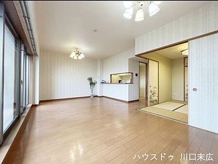 和室と連続した空間使いが可能なフローリング仕様のリビングです。家族構成やライフスタイルの変化に合わせて柔軟にレイアウトを変更できる機能的な設計となっています。
