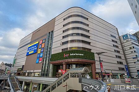 ららテラス川口10:00~21:00の営業。駅直結の好立地にスーパーや飲食店が揃い、仕事帰りの買い物にも最適です。多彩な専門店が集まり、日々の暮らしを快適にサポートします。 670m