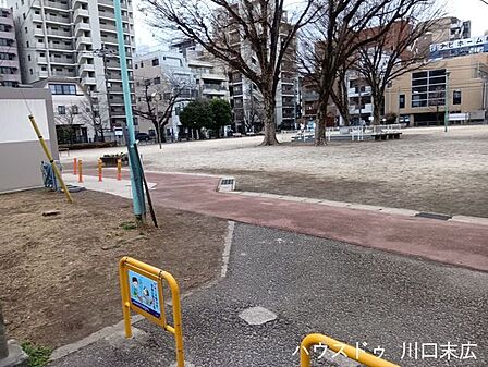 並木町東児童遊園公民館に隣接し、地域の祭りやイベントも行われる広々とした敷地が魅力です。遊具もあり、親子で安心してのびのびと遊べる、地域に愛される憩いの場です。（24時間利用可能） 360m