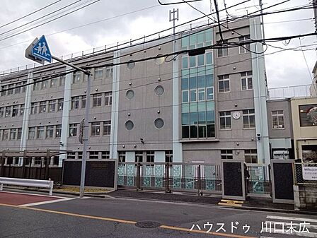 川口市立幸並中学校閑静な住宅街に位置しており、地域の目も行き届きやすいため治安が良く安心です。落ち着いた環境で、お子様が勉強や部活動にのびのびと打ち込める子育て世帯に嬉しい立地です。 520m