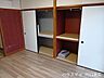 洋室：収納力のある設備を備えたフローリング仕様の個室空間。衣類や生活雑貨を整理して収め、居住空間をすっきりと保つ機能的な設計です。