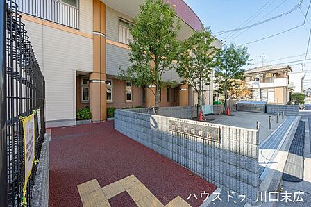 朝日西保育所お子様の健やかな成長を支える、信頼の市立保育所。「丈夫な体・豊かな心」を育む教育方針のもと、専門スタッフが安心の保育を提供。身近に公立施設がある環境は、子育て世帯の住まい選びに大きな安…
