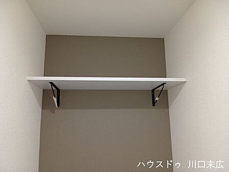 高さを変えられる可動棚を備えた機能的な収納スペース。日用品やストック品などをサイズに合わせて無駄なく整理でき、快適な生活をサポートします。