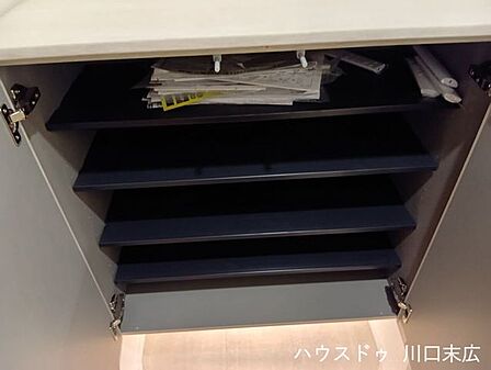 豊富な収納力を備えたシューズボックス。様々なサイズの靴をスマートに整理でき、エントランス空間を常に美しく保つことができます。