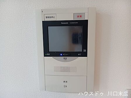 室内から来訪者の顔と声を確認できるモニター付きインターホン。不要な訪問者への対応を抑え、毎日の暮らしに確かな安心感をもたらす防犯設備です。