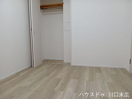 木目の質感が心地よいフローリングで仕上げられた洋室。寝室やワークスペースなど、ライフステージの変化に合わせて多様な用途で活用できる空間です。