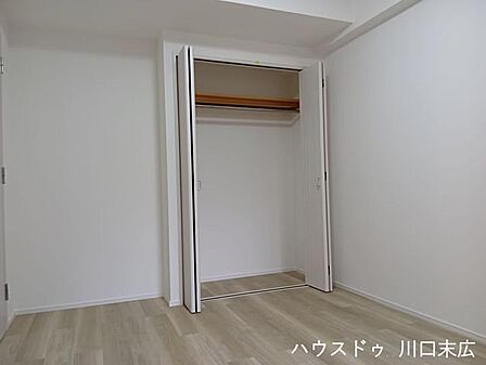プレーンな内装で整えられた機能的な洋室。落ち着いた色合いの建具が空間を引き締め、多様な家具のレイアウトも楽しみやすい洗練されたお部屋です。