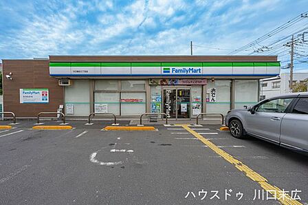 ファミリーマート 川口朝日三丁目店24時間営業。駅近くでいつでも立ち寄れ、お弁当や飲み物、日用品、ATMなどがそろう、日常に頼れる身近なコンビニです。 400m