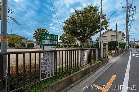 朝日三丁目公園住宅街にある身近な公園で、遊具やベンチが整い、子どもの外遊びや大人の散歩に最適。日常使いしやすい、地域に親しまれる憩いのスポットです。 330m