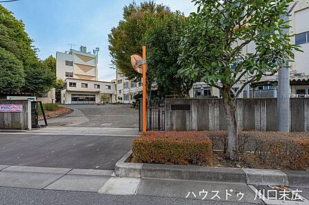 十二月田小学校1952年開校の歴史ある公立小学校。地域と連携し、子どもの自主性と協調性を育む教育を実践。落ち着いた住環境に位置し、通学しやすく、子育て世代に嬉しい安心の学校環境です。 310m
