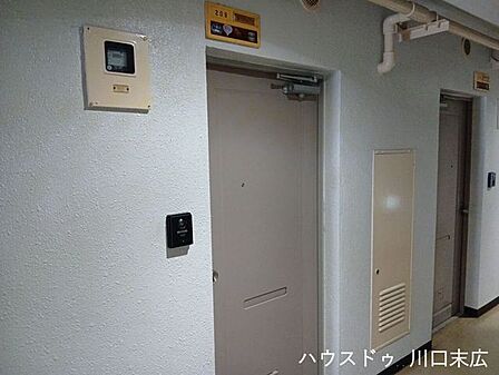 重厚感のある玄関ドアがプライバシーを守り、日々の暮らしに安心感を提供するエントランス。住まう方を優雅に迎え入れる、建物の品格を表す空間です。