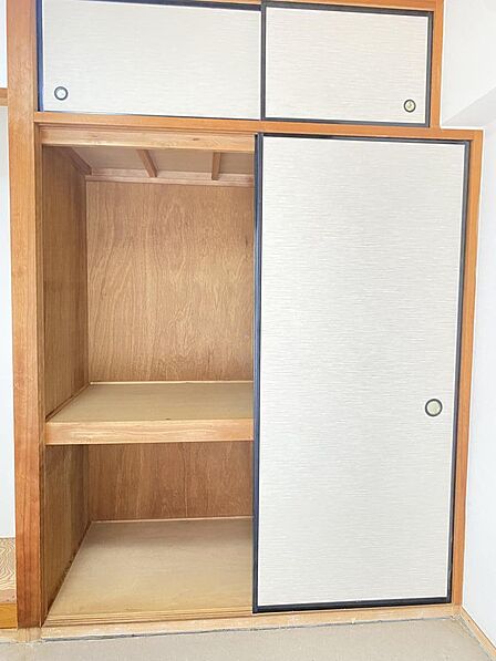 和室収納、和室も南側で陽当たり良いです♪