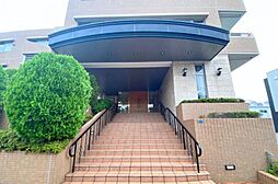 広々とした階段を上った先に設けられたエントランス。どっしりとした佇まいです。