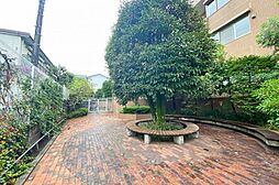 敷地内には整えられた植栽とベンチが配され、ほっと一息つける憩いの空間です。