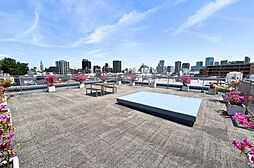 20時まで利用できる屋上テラス。空や街の景色を眺めることができます。
