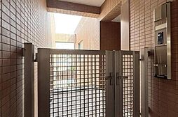 玄関扉の手前に設けたポーチが、住戸の独立性を高め、外からの視線をやさしく遮ります。