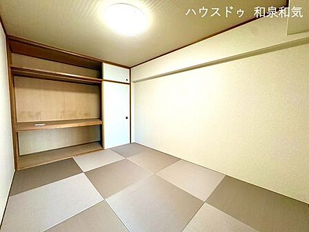 リビングと調和した落ち着きのある畳スペースです